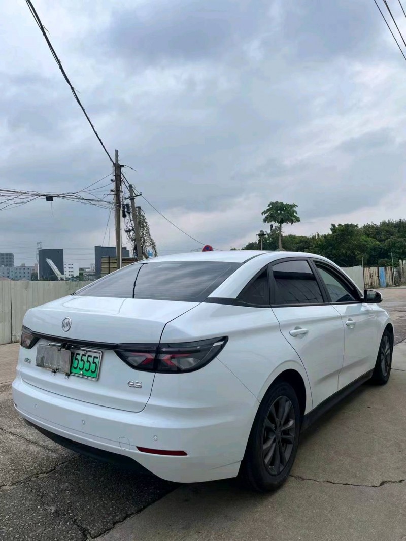 珠海22年威馬汽車E56