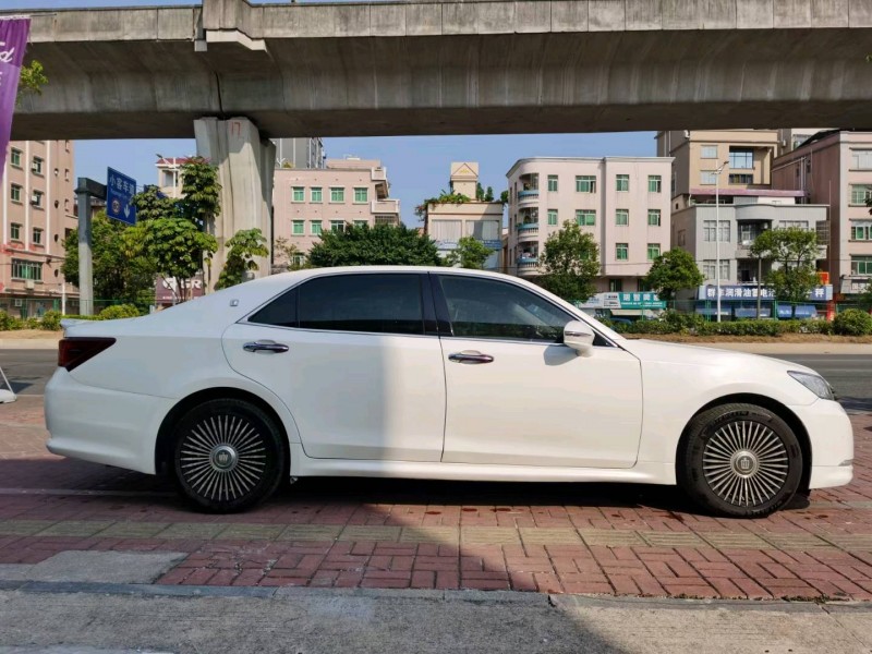 东莞16年丰田皇冠5