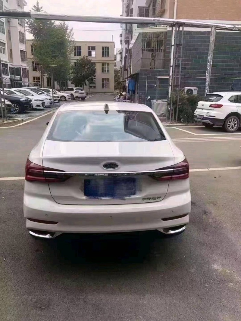 北京22年福特福睿斯5