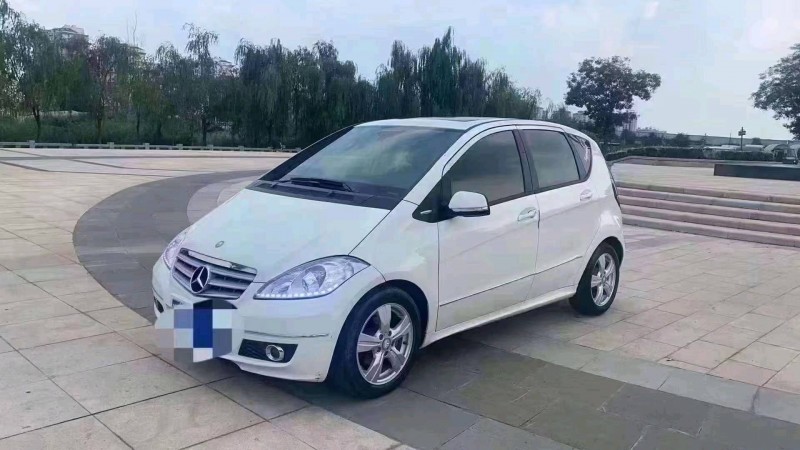 东营11年奔驰A2