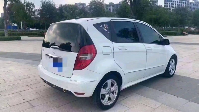 东营11年奔驰A3