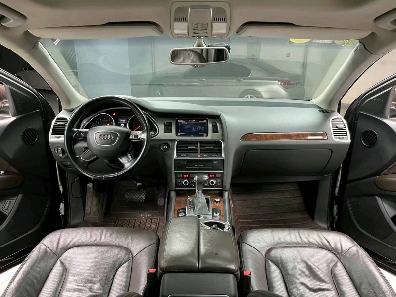 成都15年奥迪Q78