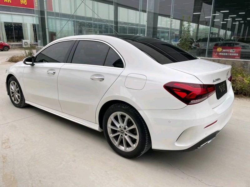 济宁19年奔驰A7