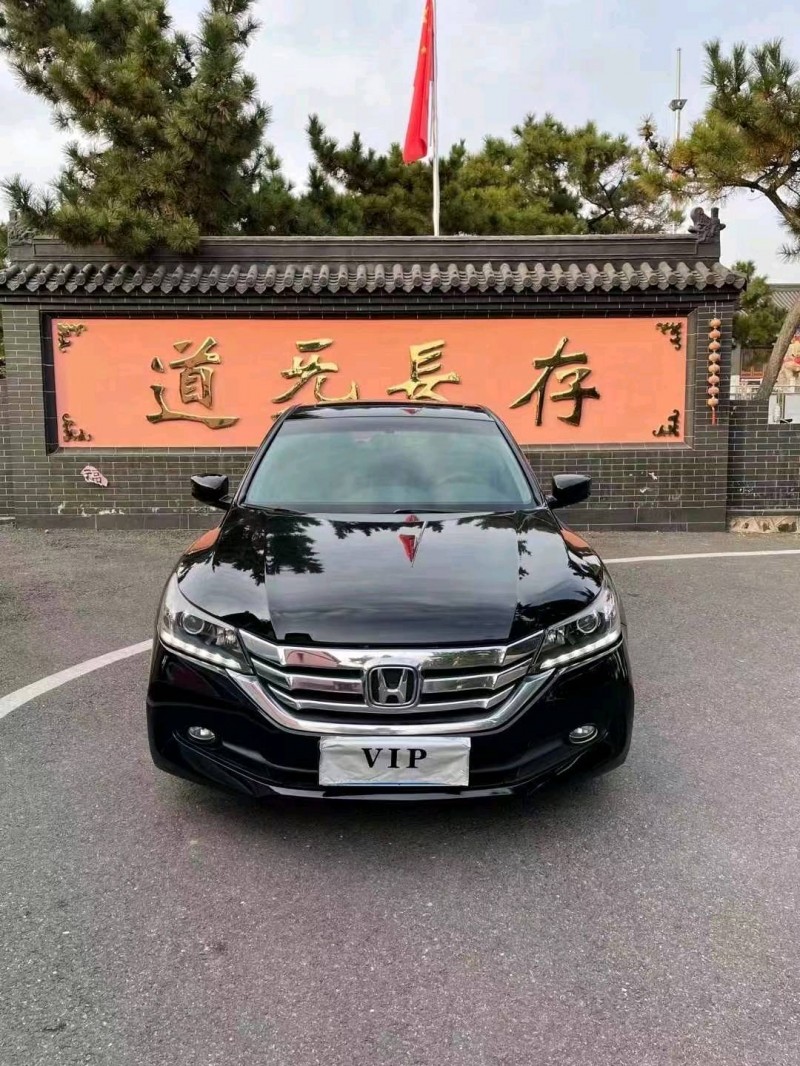 青岛15年本田雅阁1