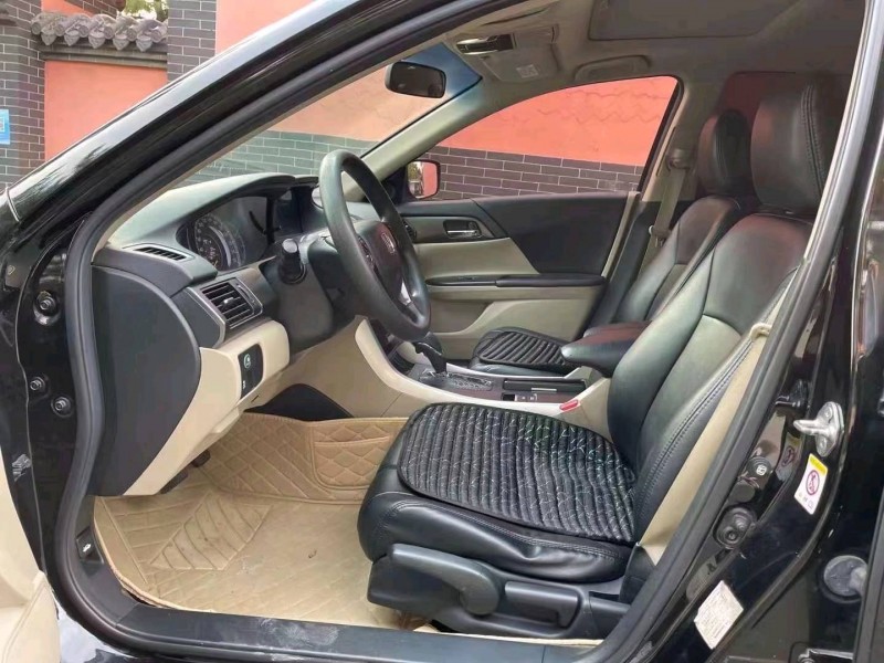 青岛15年本田雅阁4