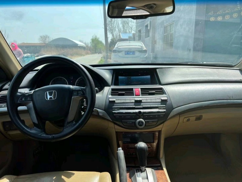 青岛12年本田雅阁8