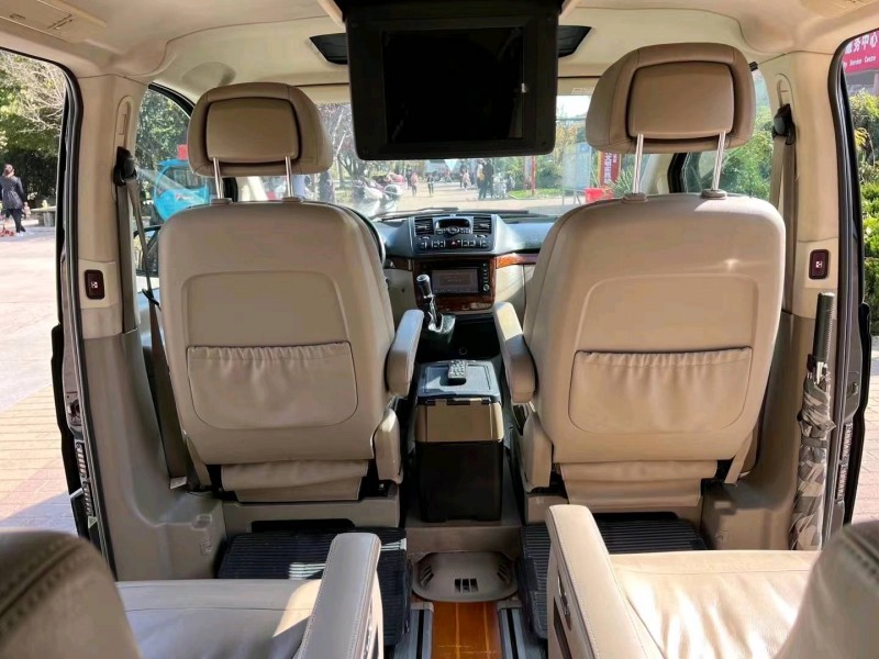 青岛14年奔驰唯雅诺6