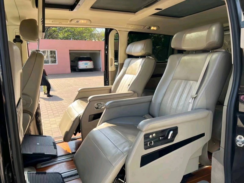 青岛14年奔驰唯雅诺5