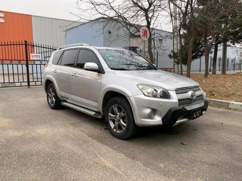 沈阳13年丰田RAV44
