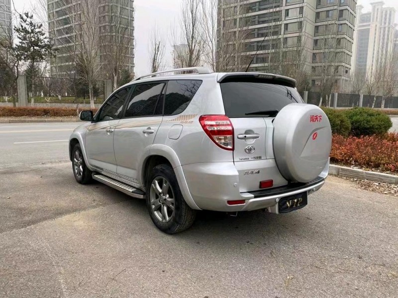 沈阳13年丰田RAV44