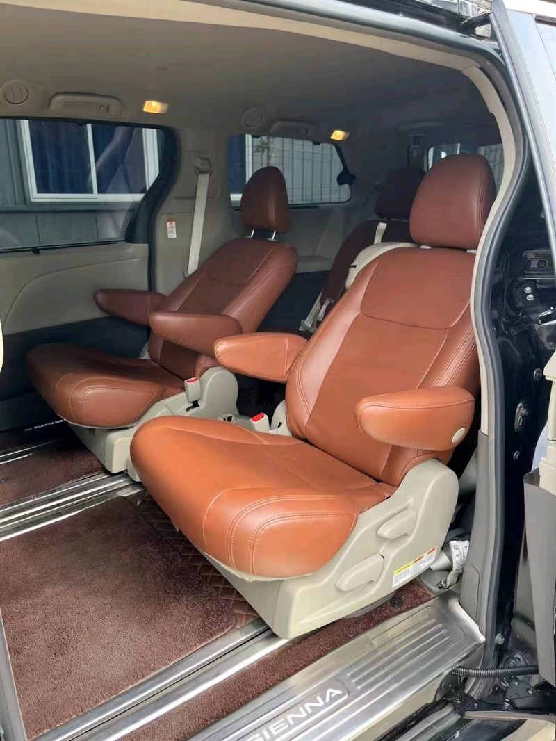 徐州19年丰田塞纳4