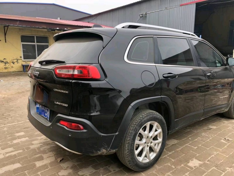 石家庄17年Jeep自由光3