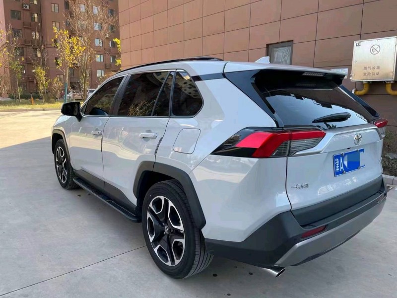 邯郸21年丰田RAV4荣放4