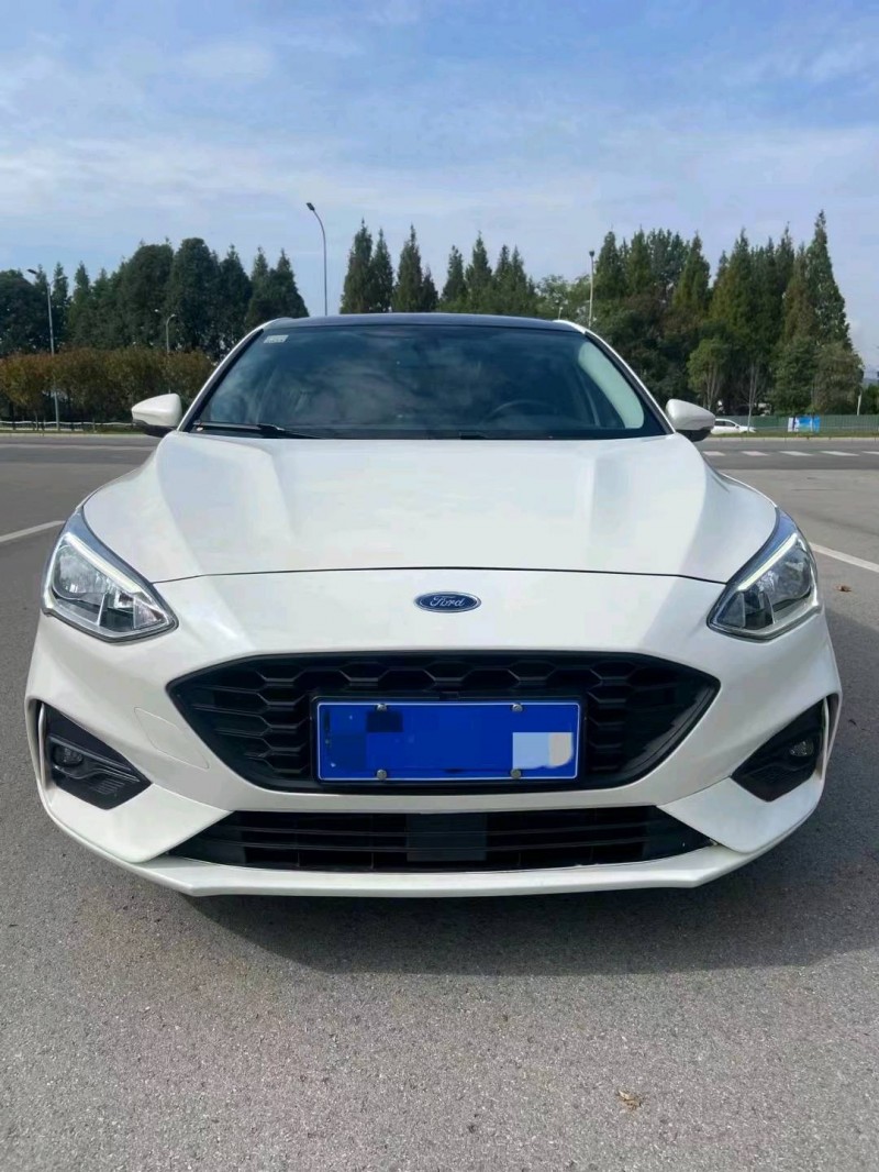 成都19年福特福克斯1