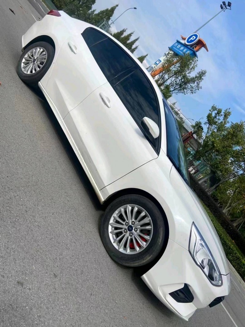 成都19年福特福克斯2