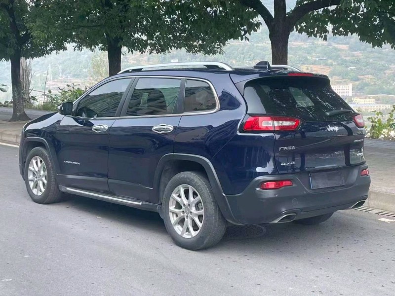 重庆17年Jeep自由光5