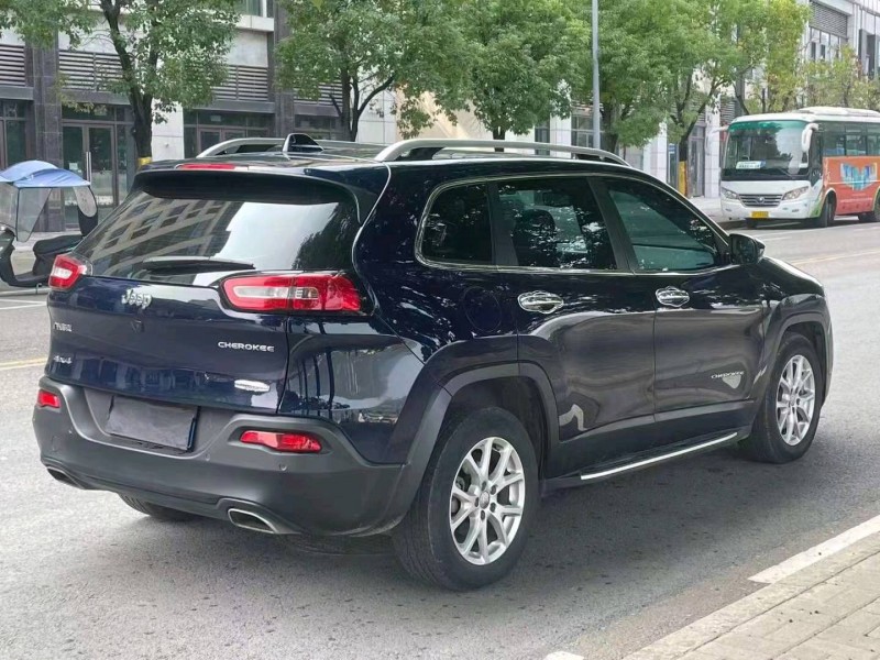 重庆17年Jeep自由光4