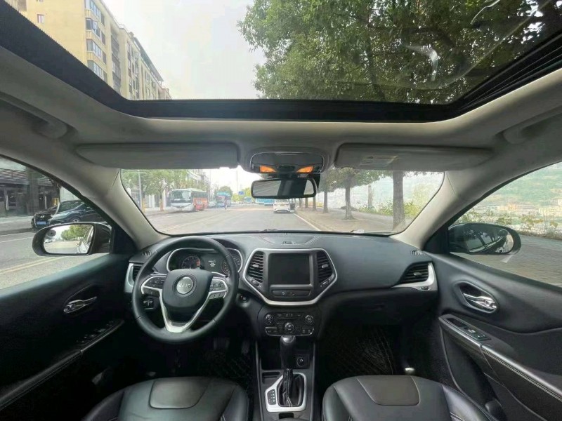 重庆17年Jeep自由光7