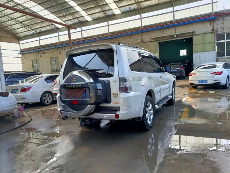 保定18年三菱帕杰罗4