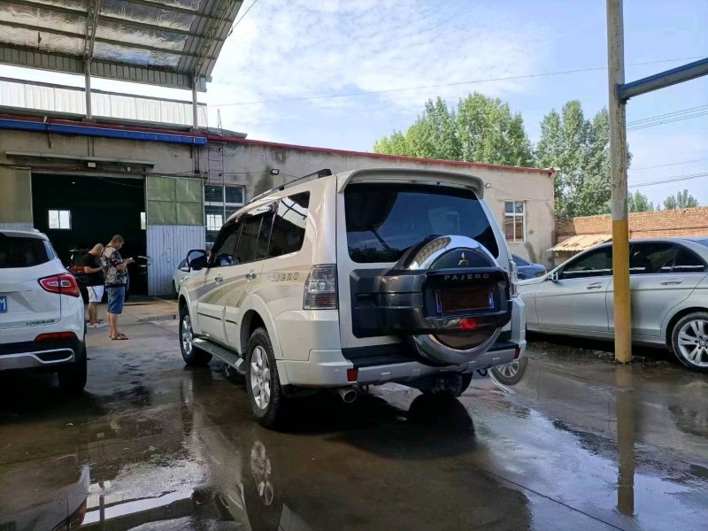 保定18年三菱帕杰罗8