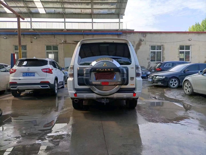 保定18年三菱帕杰罗9