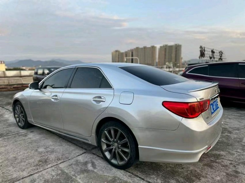 东莞13年丰田锐志8