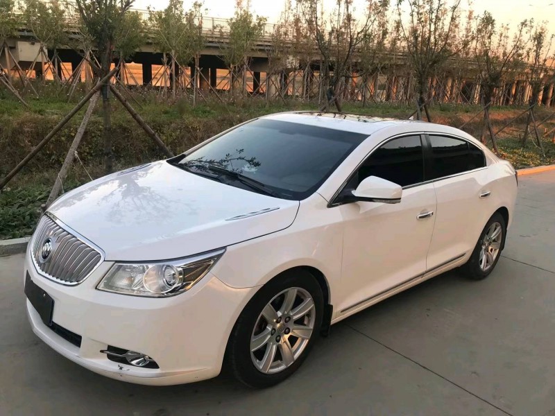 青岛12年别克君越8