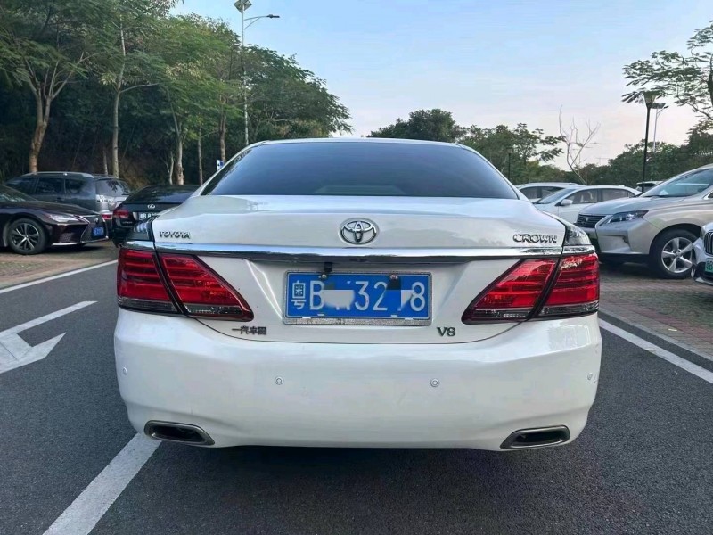 广州13年丰田皇冠8