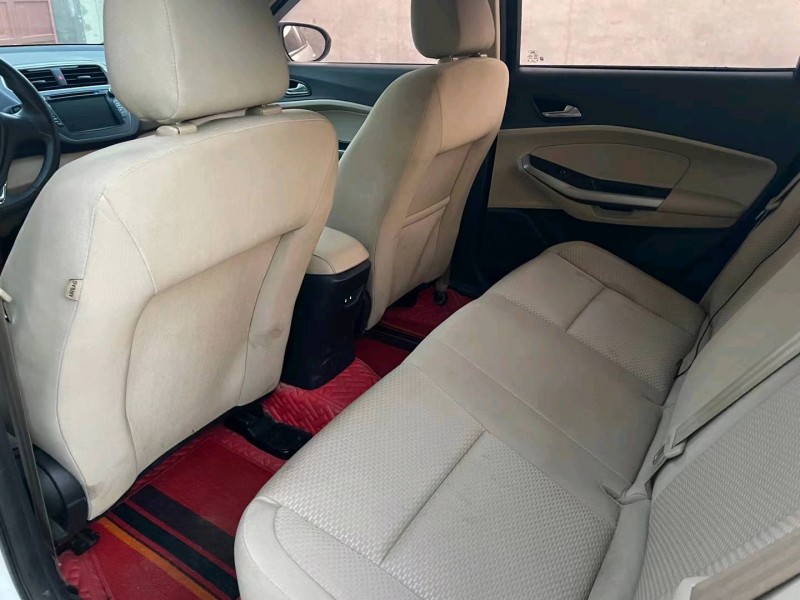 保定17年福特福睿斯4