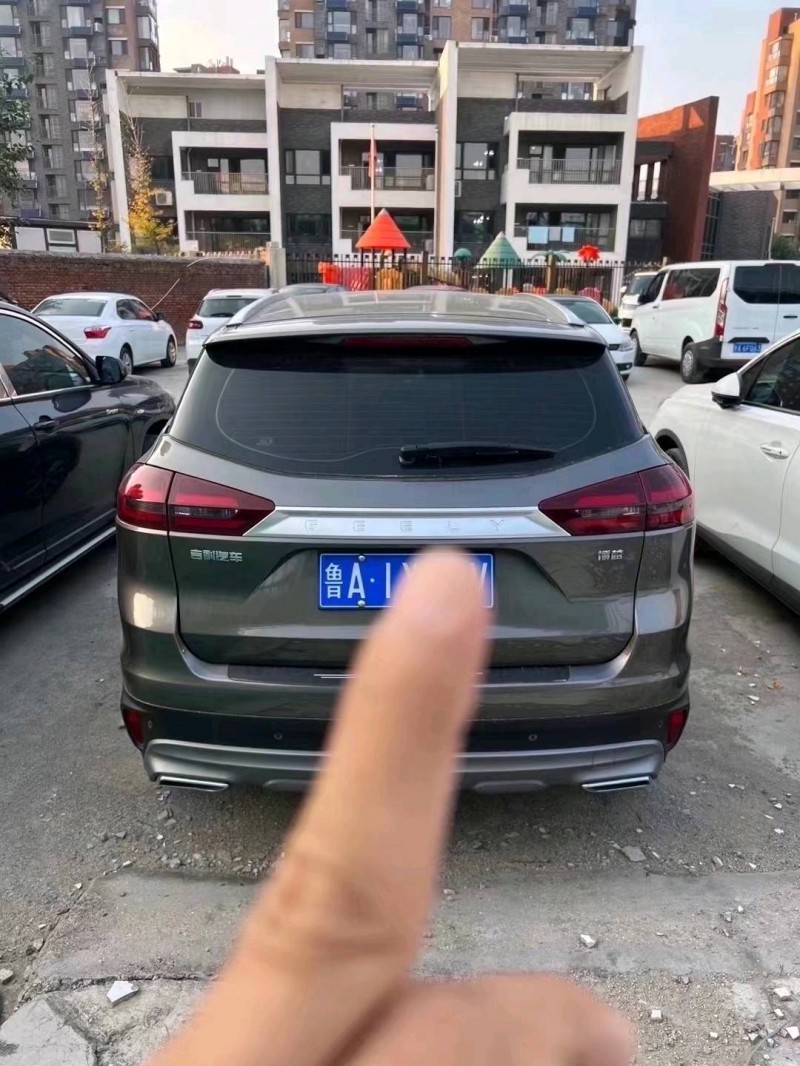 北京20年吉利博越8