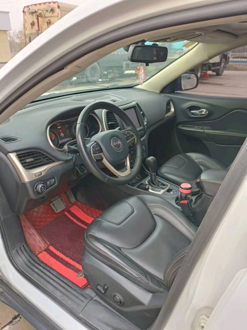 邯郸17年Jeep自由光4