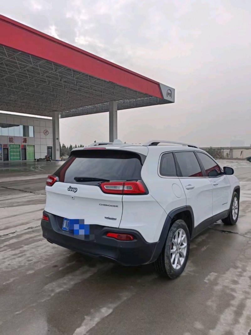 邯郸17年Jeep自由光5