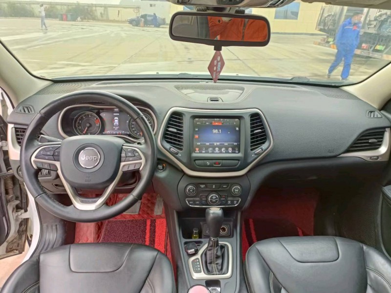 邯郸17年Jeep自由光8