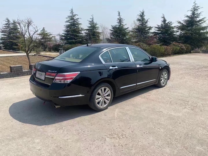 青岛13年本田雅阁7