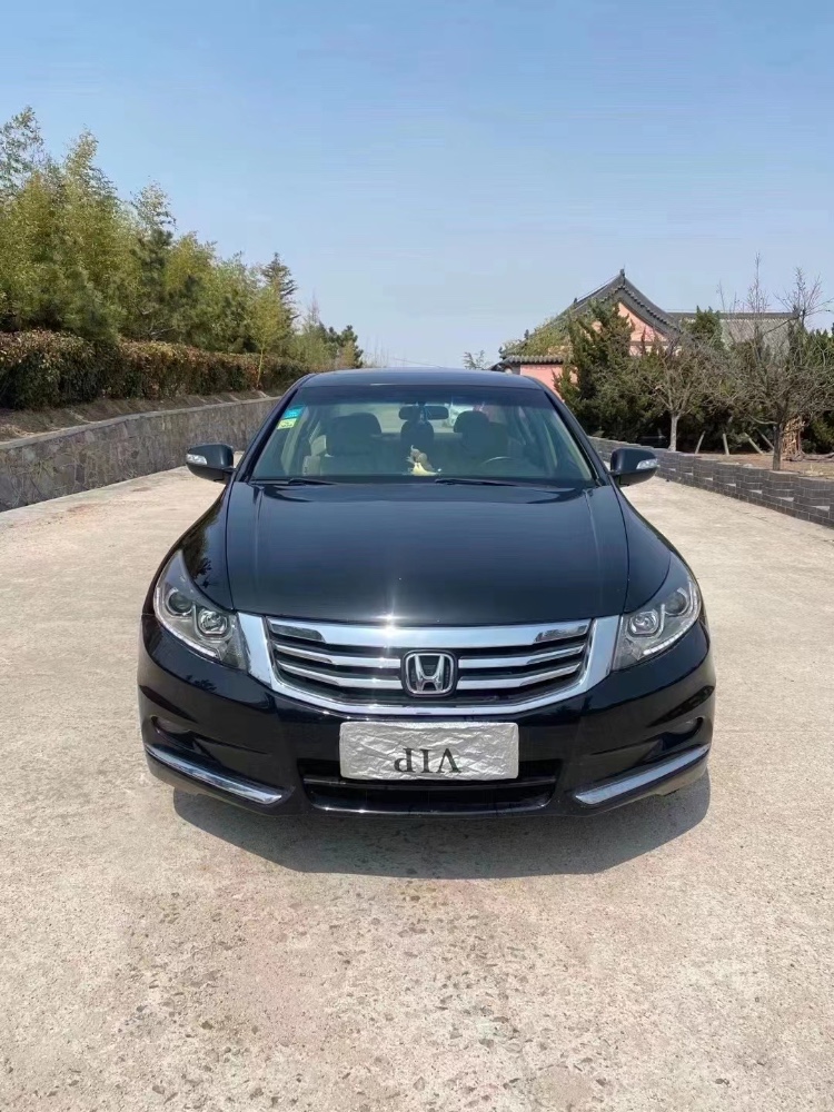 青岛13年本田雅阁8