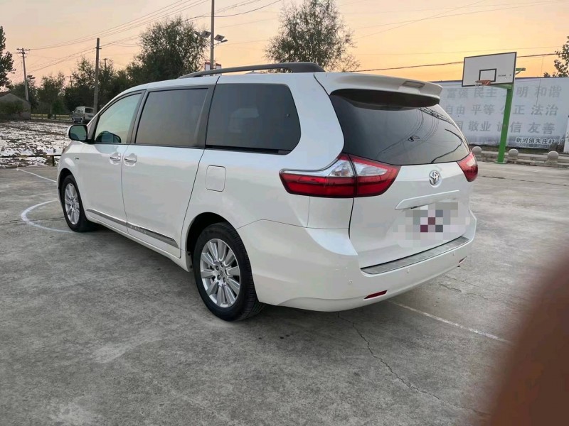 徐州17年丰田塞纳2