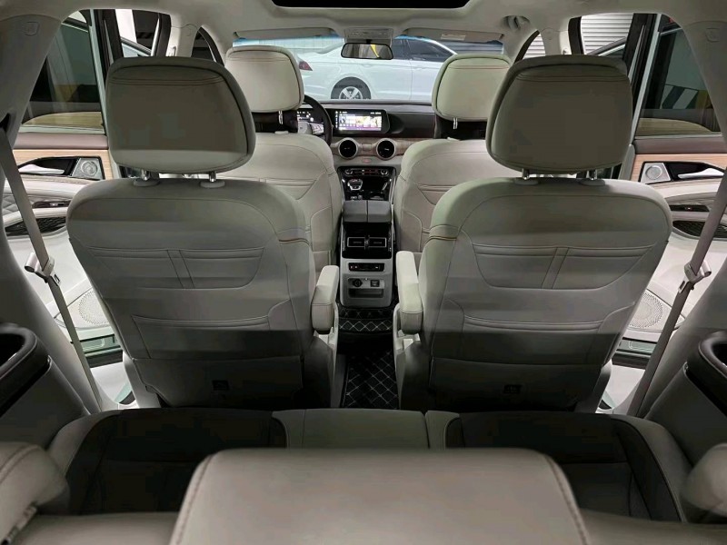 成都22年东风风行游艇5