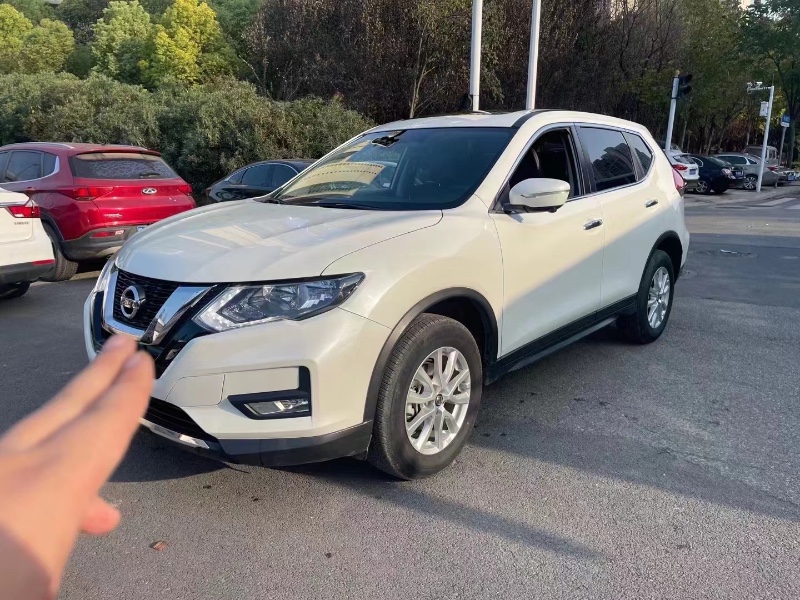 武汉21年日产奇骏4