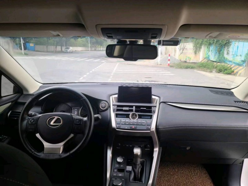 广州16年雷克萨斯NX4