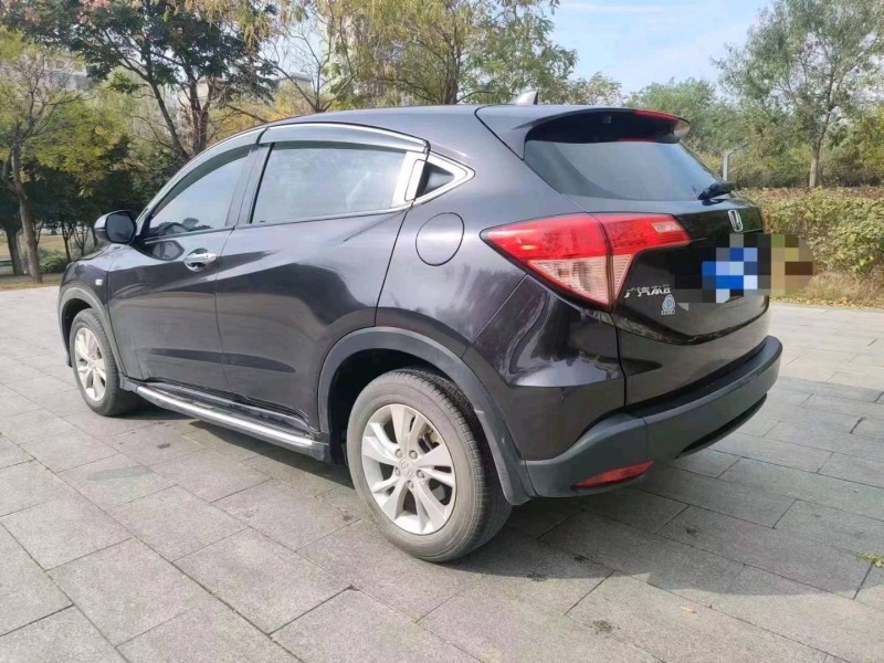 济宁17年本田缤智5