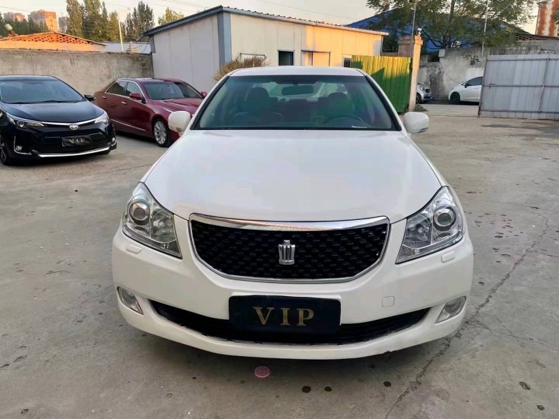 济宁10年丰田皇冠1