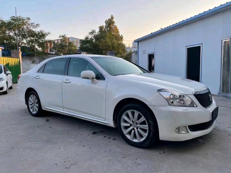 济宁10年丰田皇冠2