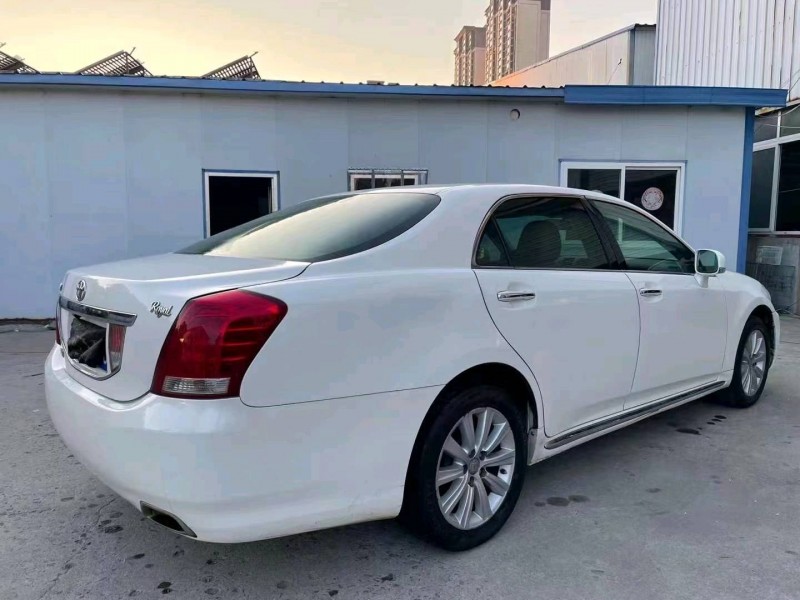 济宁10年丰田皇冠4