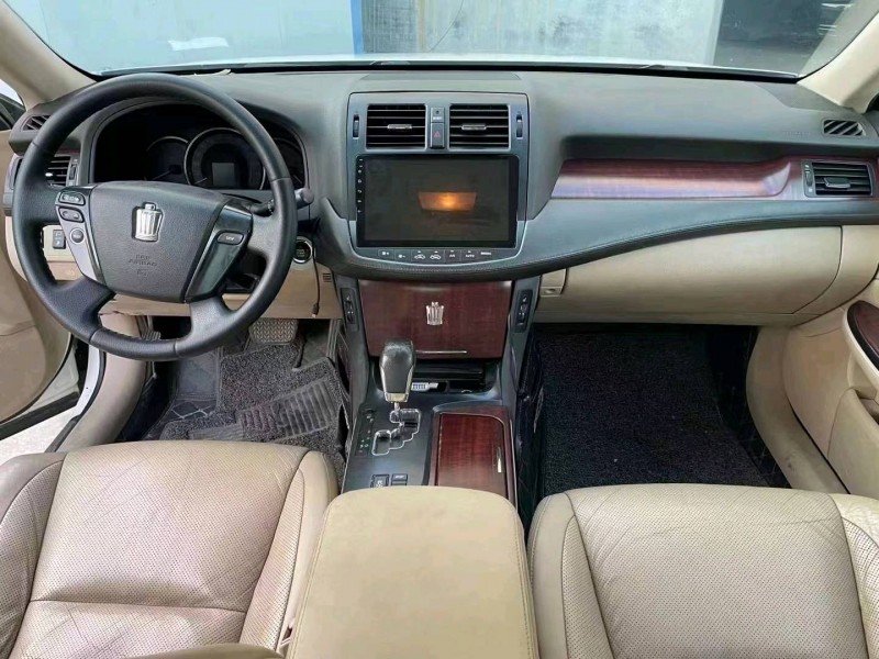 济宁10年丰田皇冠6