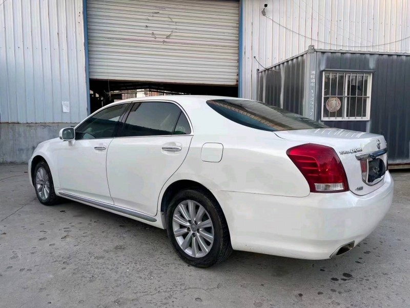 济宁10年丰田皇冠8