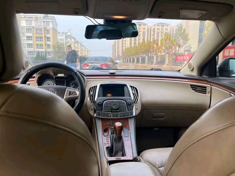 聊城12年别克君越3