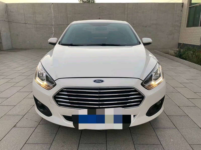 保定17年福特福睿斯9