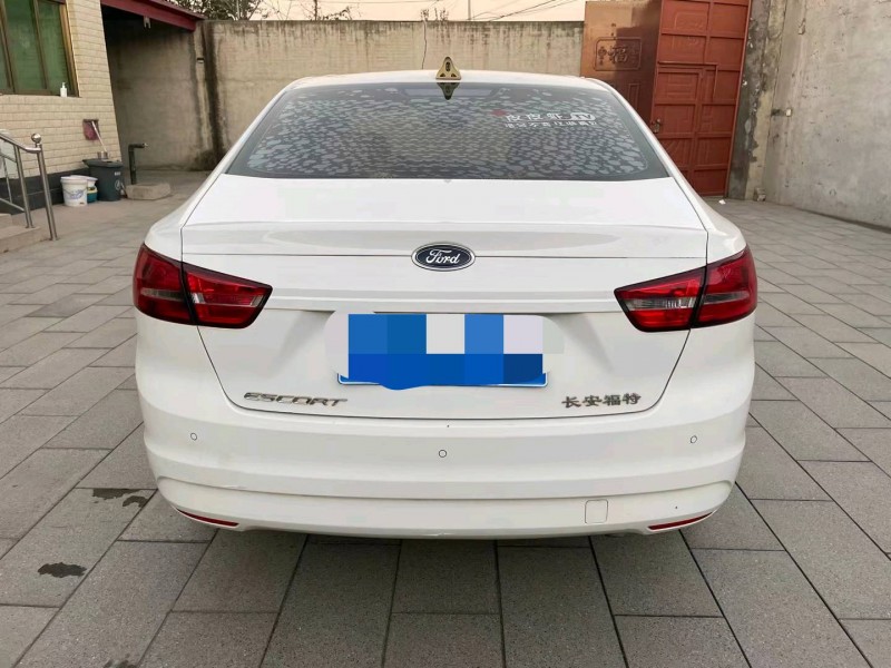 保定17年福特福睿斯1