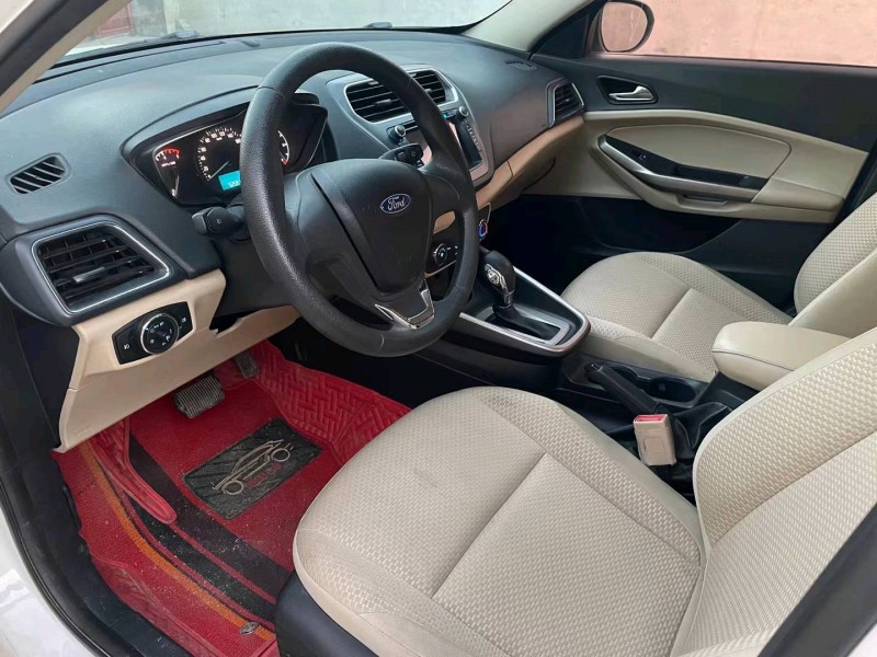 保定17年福特福睿斯2