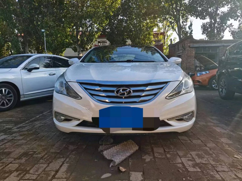 保定14年现代索纳塔八1